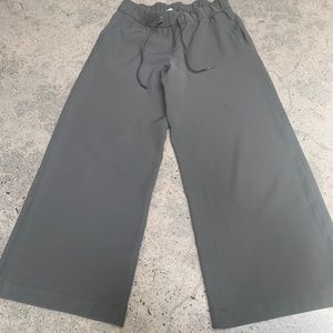 Sold!! Lululemon jet crop pants